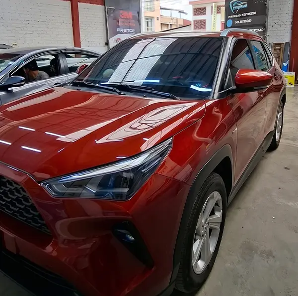 Carro con acabado de marcas oficiales instaladas en la Urbanización Ramón Castilla, Cajamarca.