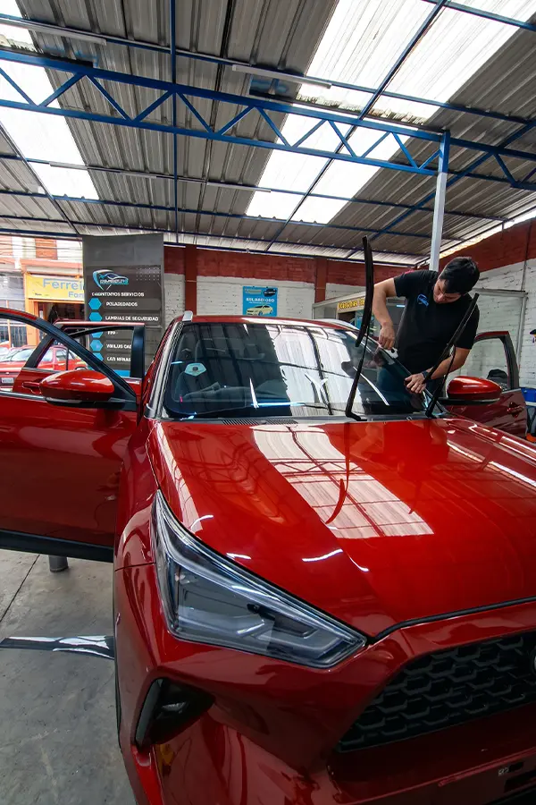 Carro con lunas oscuras legales bajo la normativa de tránsito cerca a la Urbanización Toribio Casanova.