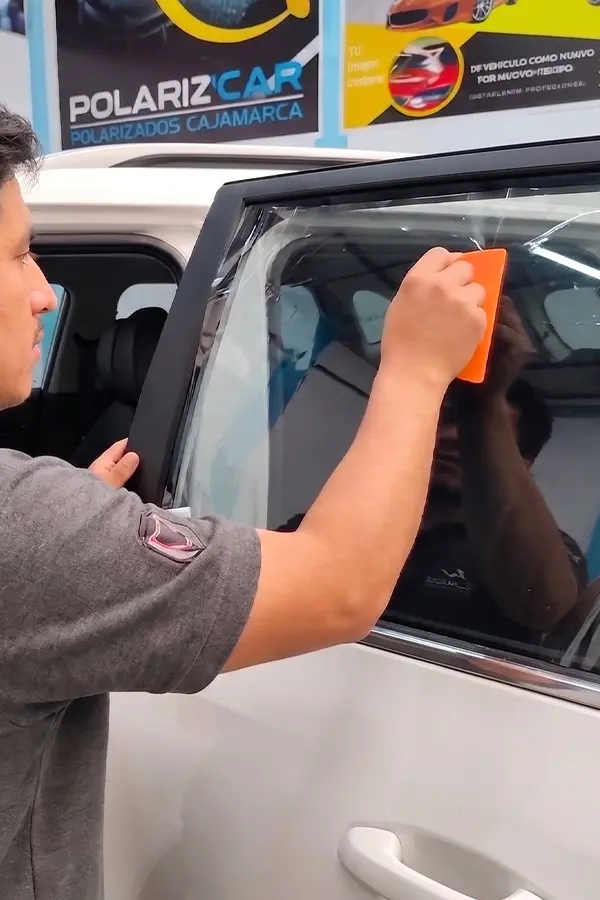 Protocolo técnico de termoformado y anclaje de láminas de seguridad antivandalismo en la Vía de Evitamiento, Cajamarca.